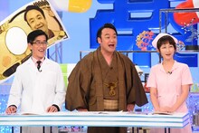 （左から）岸博幸、たむらけんじ、竹上萌奈アナウンサー。(c)関西テレビ