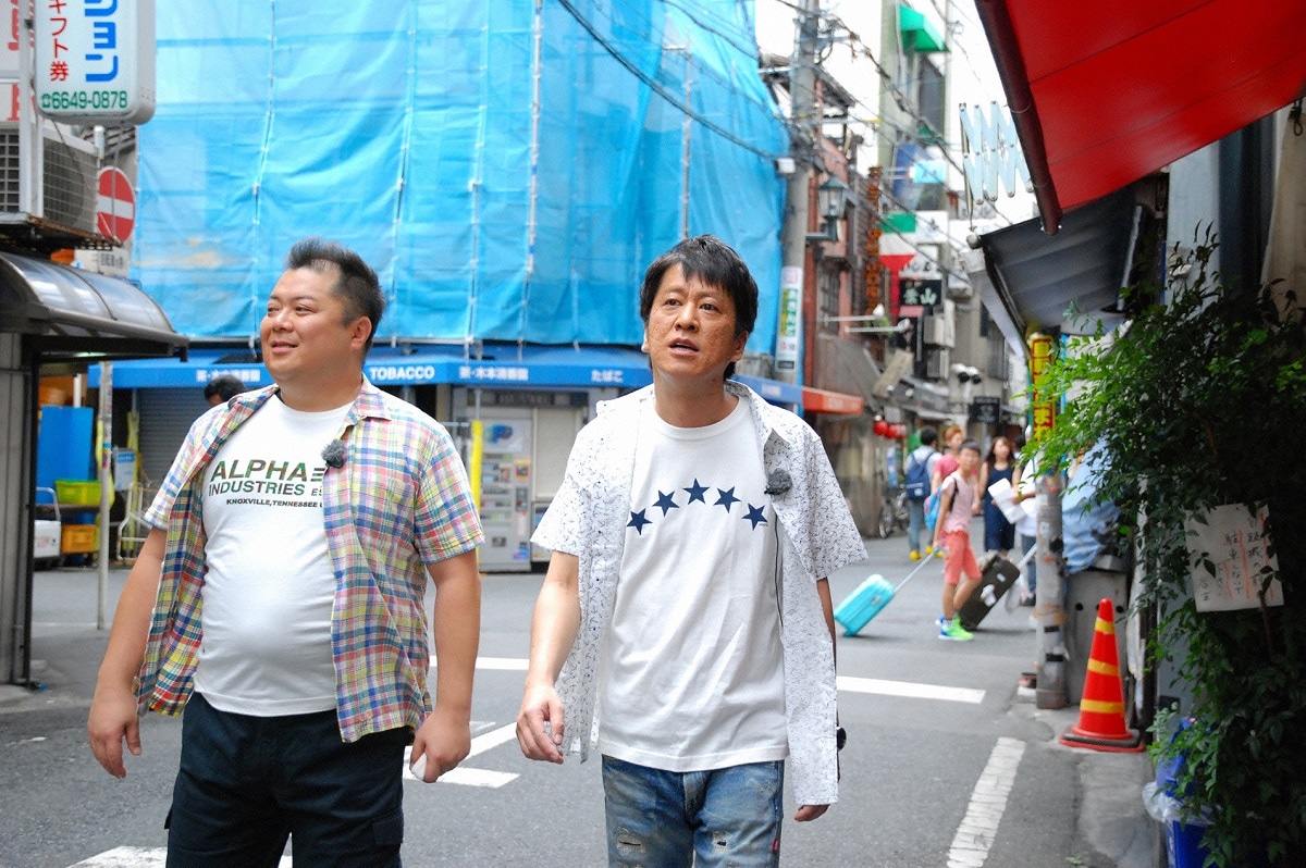 街を歩くブラックマヨネーズ。(c)読売テレビ