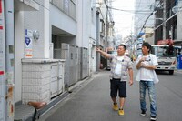 街を歩くブラックマヨネーズ。(c)読売テレビ