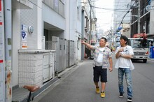 街を歩くブラックマヨネーズ。(c)読売テレビ