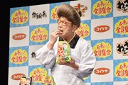 「わさムーチョ」を試食する志村けん。