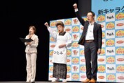 「ムーチョだョ！全員集合」と叫んで拳を突き上げる志村けん（中央）。