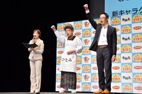 「ムーチョだョ！全員集合」と叫んで拳を突き上げる志村けん（中央）。