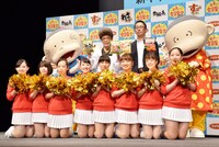 志村けん（後列中央）。