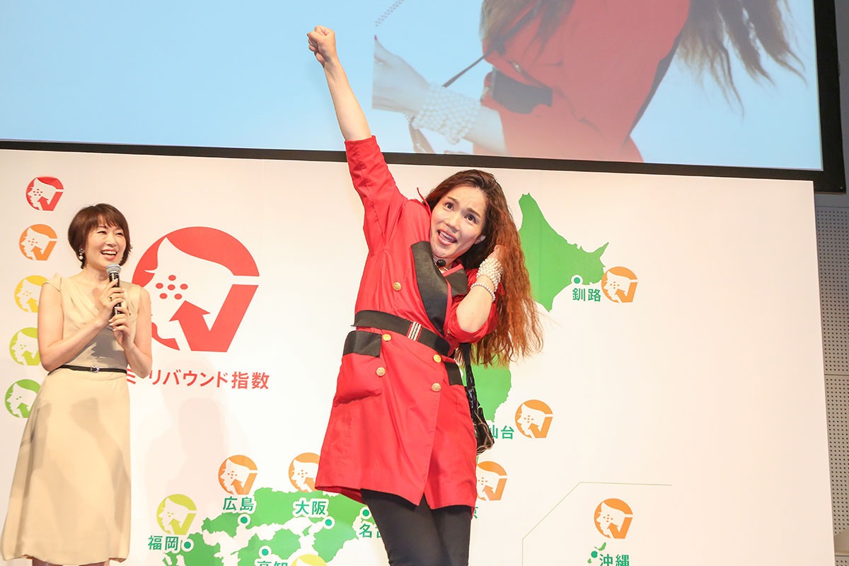 素顔で登場した平野ノラ。
