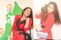 フルメイク時の写真と並ぶ、素顔で登場した平野ノラ。