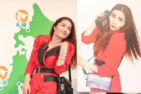 フルメイク時の写真と並ぶ、素顔で登場した平野ノラ。