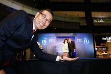 本田望結とオール阪神を手に乗せるオール巨人。