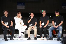 「スタート直前！このブームに乗り遅れるな！アプモンプロジェクトステージ」に登場したAMEMIYA（左から2人目）。