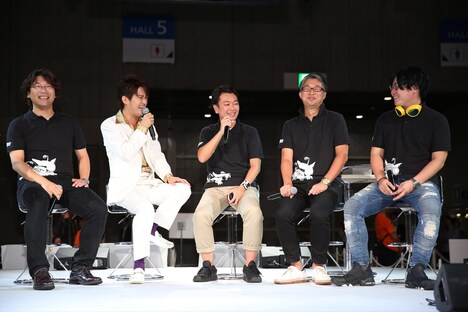 「スタート直前！このブームに乗り遅れるな！アプモンプロジェクトステージ」に登場したAMEMIYA（左から2人目）。