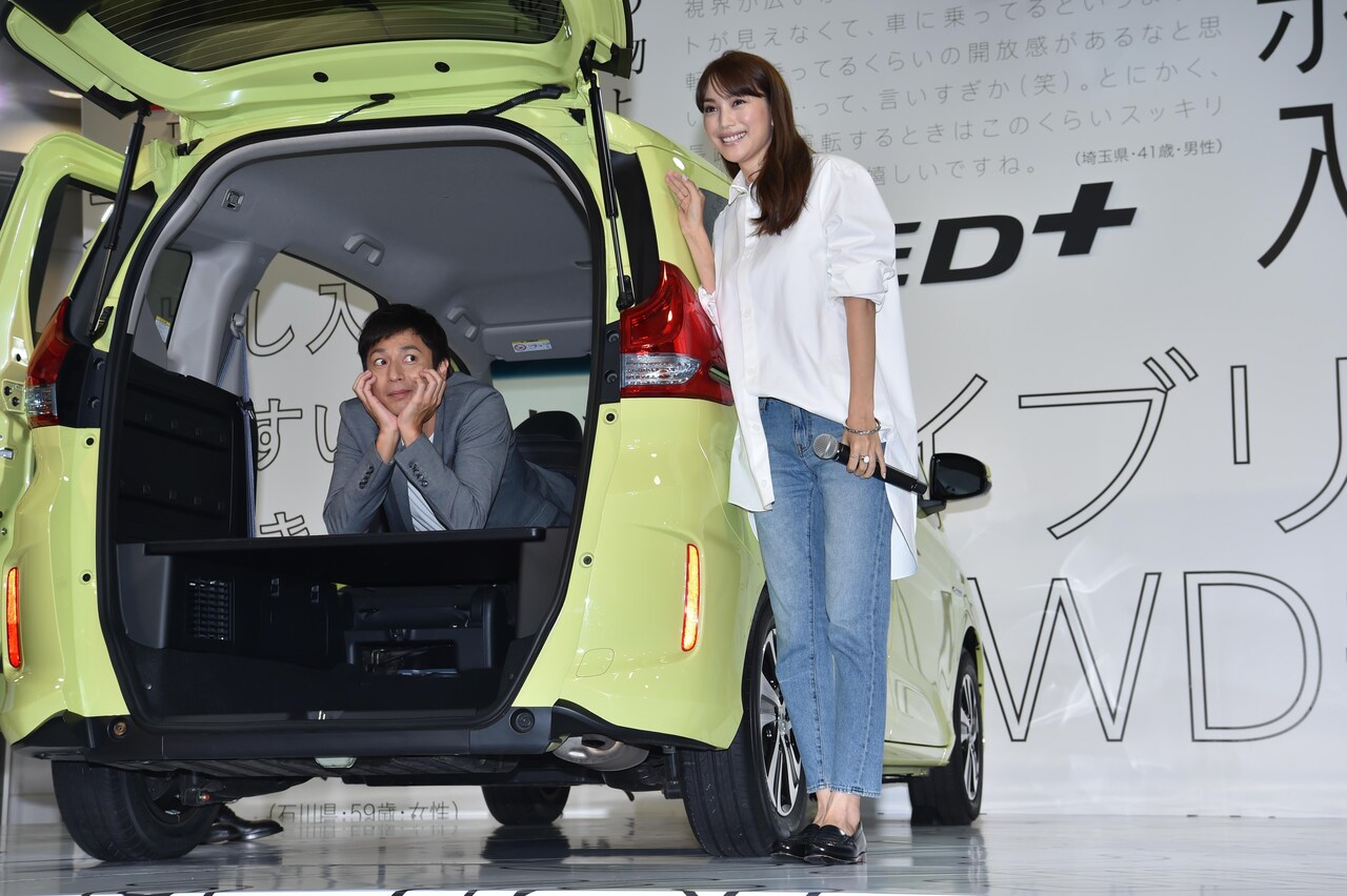 チュートリアル徳井（左）と、蛯原友里（右）。