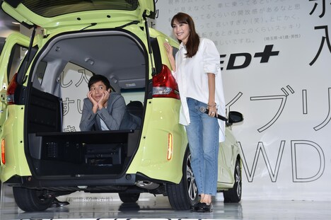 チュートリアル徳井（左）と、蛯原友里（右）。