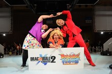 ゲームプロデューサー・平野真之氏の後ろで「ドラゴンボール」の合体技「フュージョン」のポーズを決めるメイプル超合金。