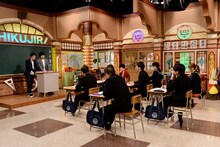 さらば青春の光（左端）が授業を展開する「しくじり先生 特別編」の様子。(c)テレビ朝日