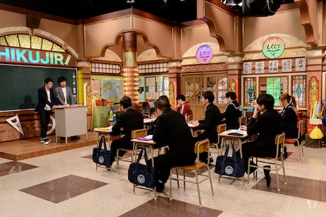 さらば青春の光（左端）が授業を展開する「しくじり先生 特別編」の様子。(c)テレビ朝日