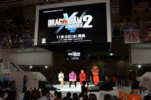 メイプル超合金が登壇したステージの様子。