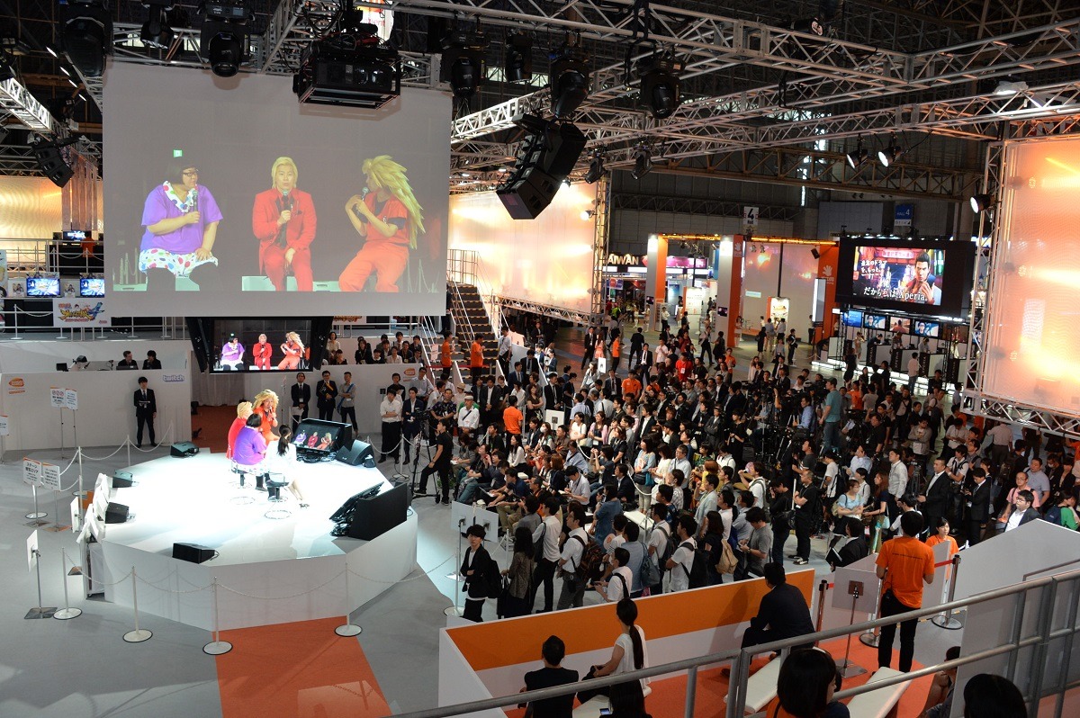 メイプル超合金が登壇したステージの様子。