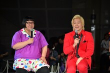 トーク中のメイプル超合金。