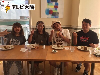 左から海原やすよ ともこ、COWCOW。