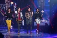 「神戸コレクション」に登場する横澤夏子（右から2人目）と筧美和子（左から2人目）。