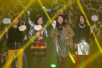 「神戸コレクション」に登場する横澤夏子（右から2人目）と筧美和子（左から2人目）。