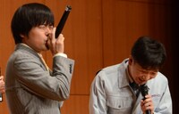 マスノマンのテーマソングを歌いながら登場したバカリズム。