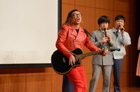 劇団しょんべん侍のテーマソングを歌いながら登場した東京03角田。