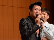 歌わないと言っておいて川島社長のテーマソングを歌い、東京03飯塚にツッコまれる劇団ひとり。