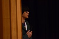 テーマソングがないため登場の仕方に困る東京03豊本。