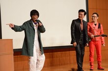 即興でレゲエソングを披露する東京03豊本。