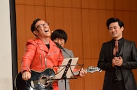 「ヤバうぃー」の歌を熱唱する東京03角田。