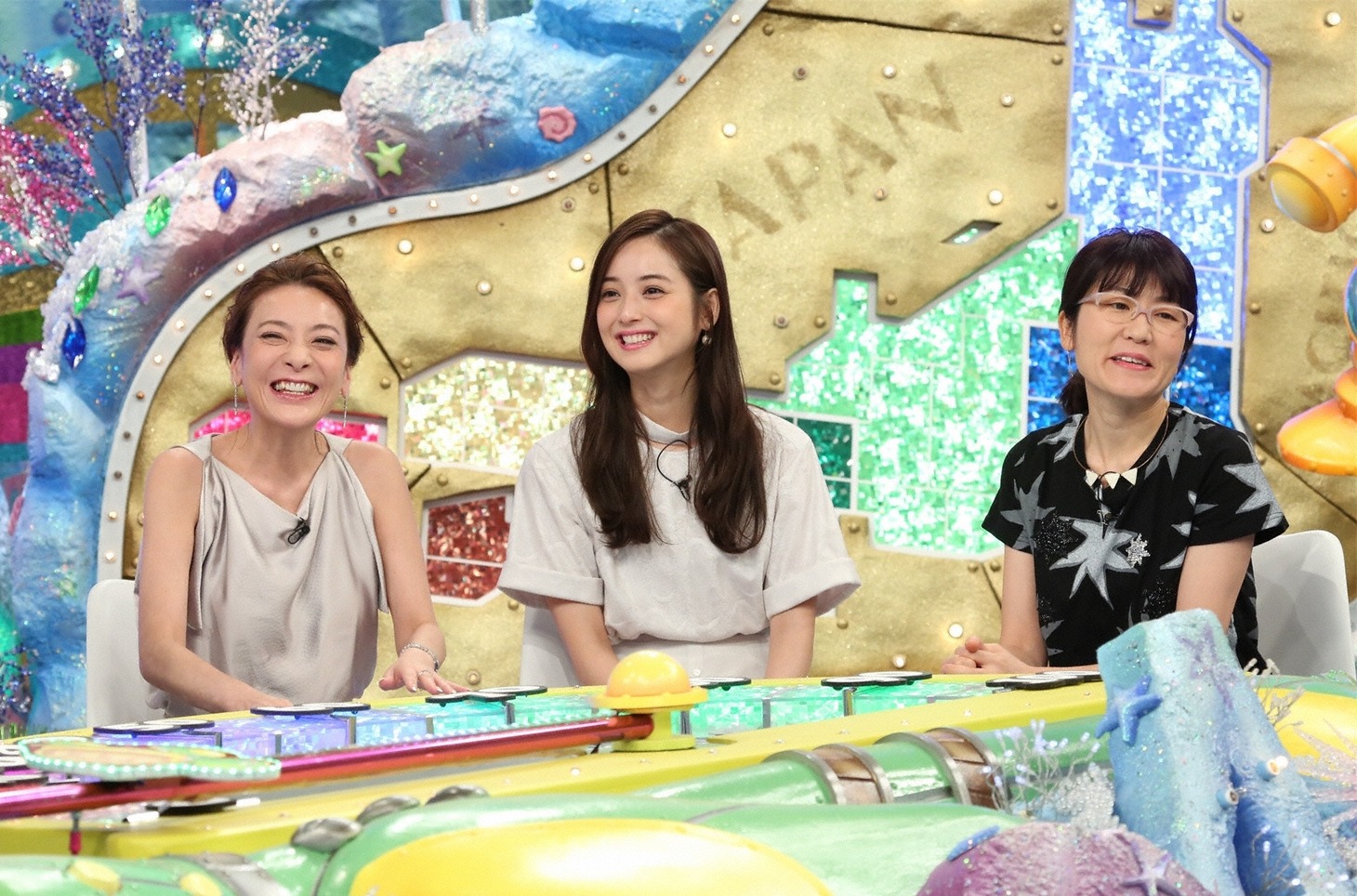（左から）西川史子、佐々木希、オアシズ大久保。(c)関西テレビ