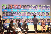 ステージには「ガンガンライブ」メンバーの当時の写真が。