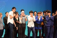 「NSC36期vs37期vs38期 下剋上バトル」で拍手を募る37期チーム。
