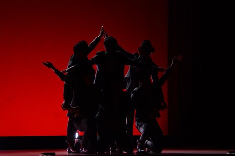 「みつあみ」ポーズを決める吉田たち、見取り図、コマンダンテ。