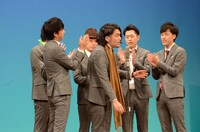 6人漫才の様子。
