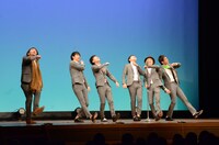 6人漫才の様子。