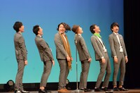 6人漫才の様子。