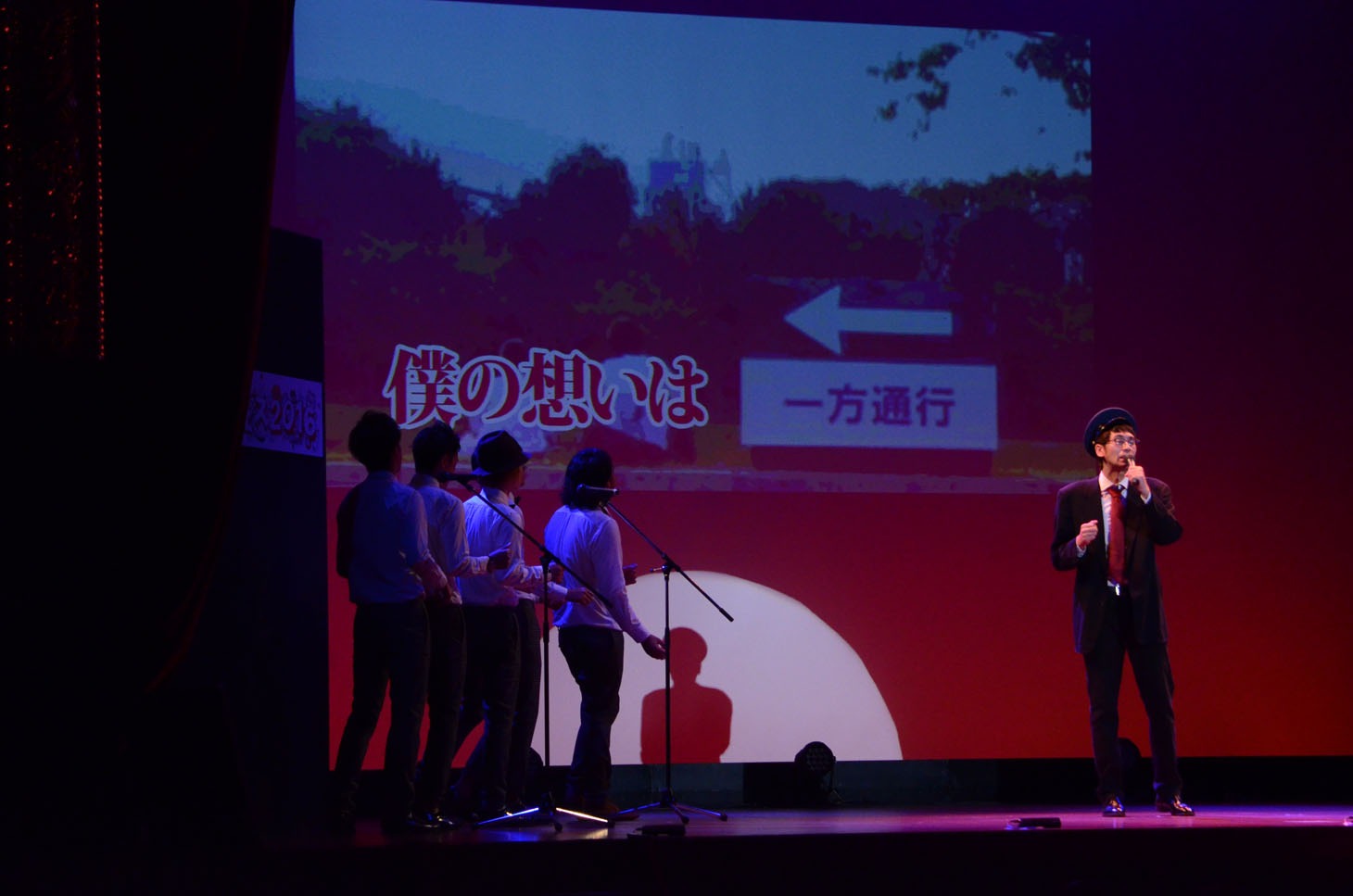 デビュー曲「恋は右見て左見て」を披露する門真★ヒロ。