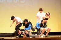 メガ風船割りに挑戦する「みつあみ」メンバー。