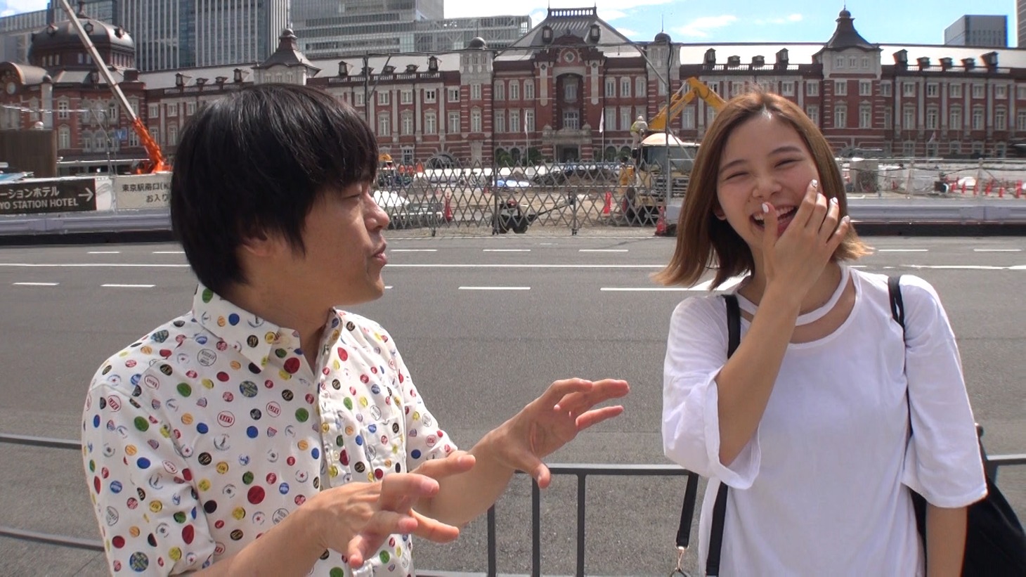 東京駅に集合する（左から）バカリズムと朝日奈央。(c)テレビ朝日