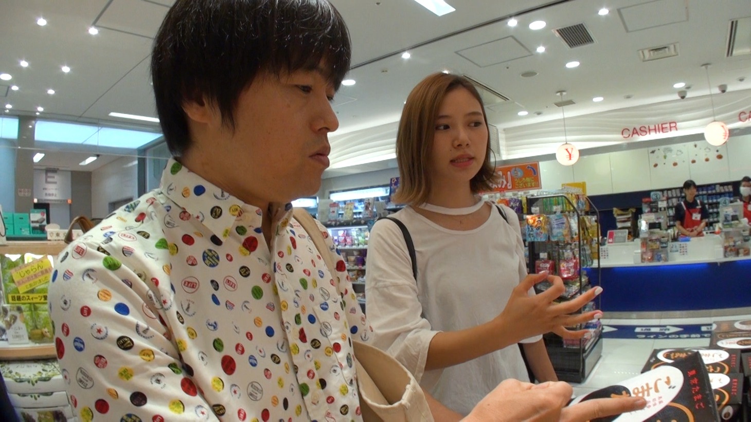 （左から）バカリズムと朝日奈央。(c)テレビ朝日