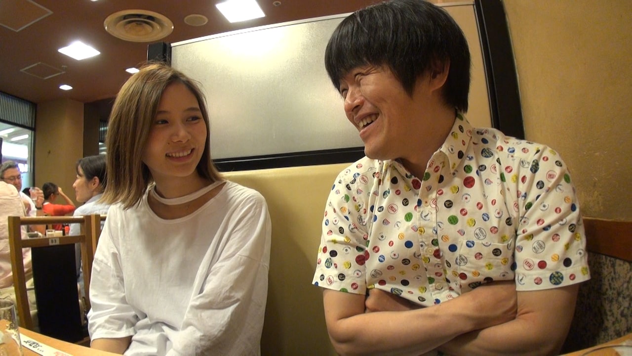 「青春バカリズム」で大阪にいる東京03に会いに行くバカリズム（右）と朝日奈央（左）。(c)テレビ朝日