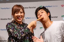 菊地亜美（左）に「あーん」してもらうパンサー尾形。