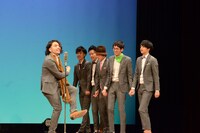 「メガみつあみ」で6人漫才そ披露する吉田たち、見取り図、コマンダンテ。