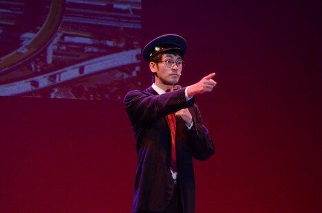 「メガみつあみ」にゲスト出演し、デビュー曲「恋は右見て左見て」を歌唱する門真★ヒロ。