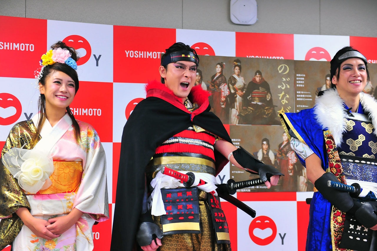 武将様として会見に臨んだミサイルマン岩部（中央）。
