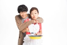 新婚カップルを演じる横澤夏子と清原翔。