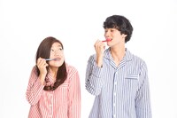 新婚カップルを演じる横澤夏子と清原翔。