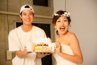 撮影中、バースデーサプライズを受けて喜ぶ横澤夏子（右）。